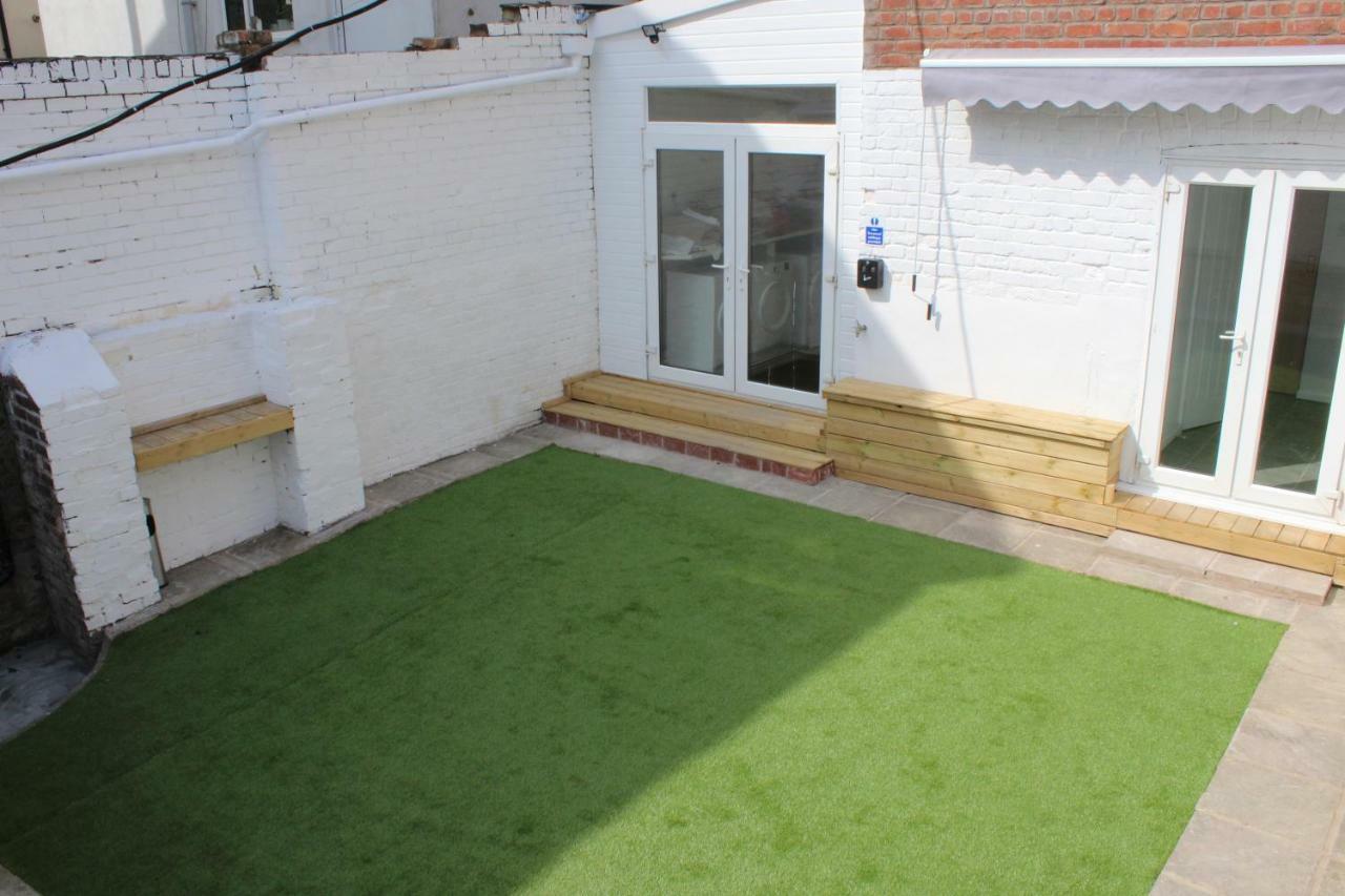 Backpackers Blackpool Hotel & Suites Екстер'єр фото